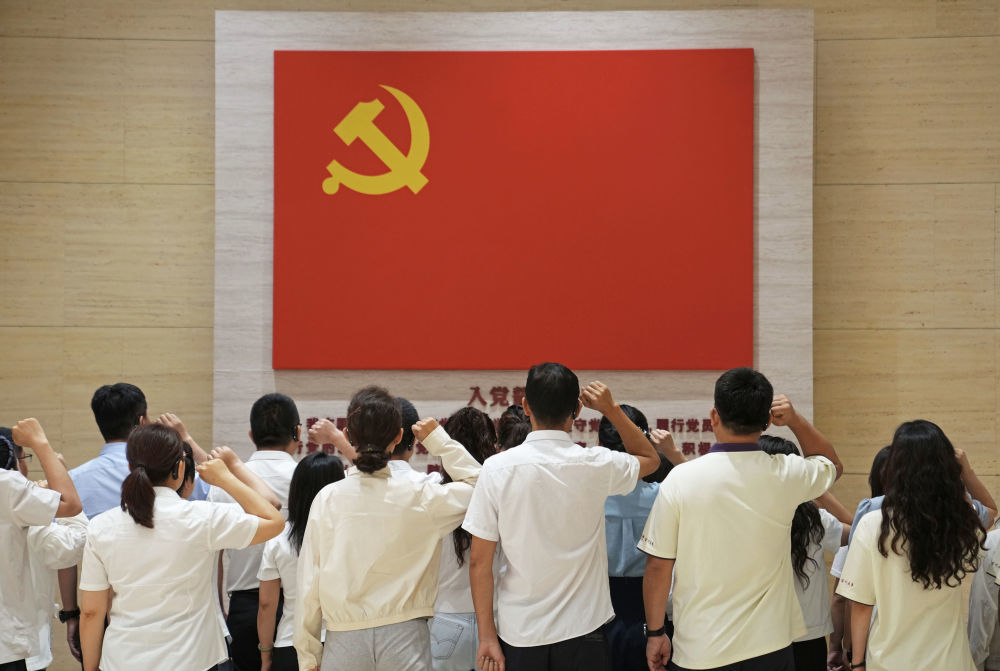 2026年7月1日,党员在位于上海的中共一大纪念馆重温入党誓词。新华社记者 刘颖 摄