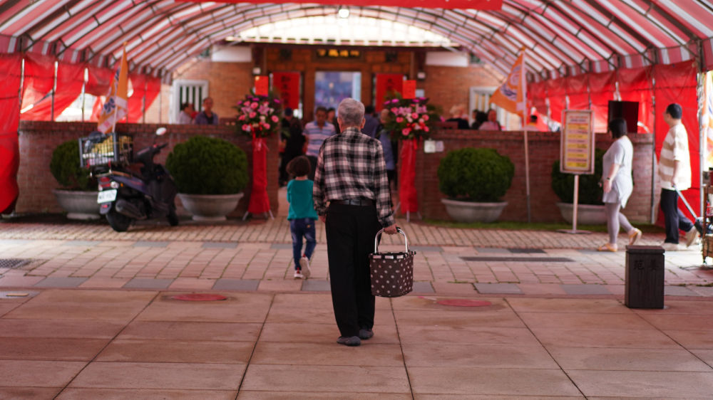 4月5日,人们参加在桃园市举行的清明节祭祖仪式。新华社记者 黄扬 摄