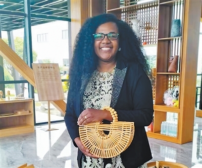 “小米”展示湖南沅江的竹制提包。 本报记者 杨 迅摄