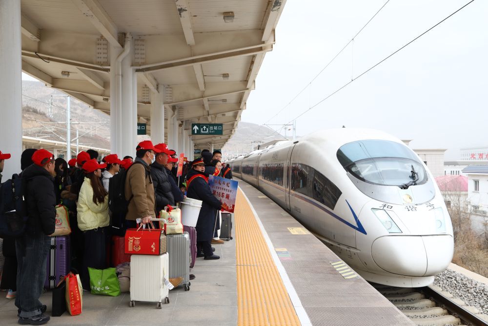 2月25日,返岗务工人员在甘肃定西北站准备乘车。新华社发(王光辉摄)