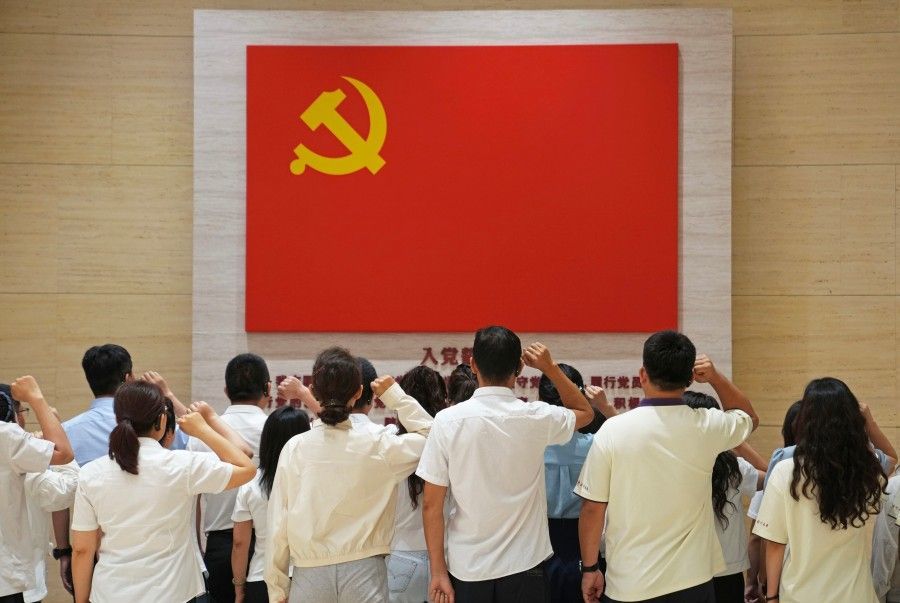 2026年7月1日,党员在位于上海的中共一大纪念馆重温入党誓词。新华社记者 刘颖 摄