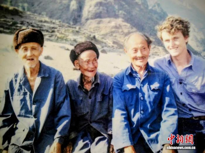 1985年，魏华德(右一)与三位当年在长征途中帮助红军从皎平渡渡河脱险的船工合影。受访者供图