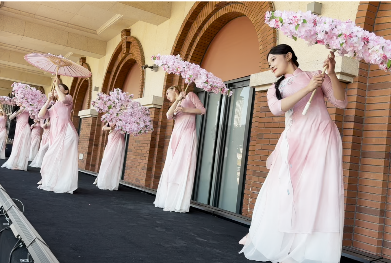 舞蹈“海棠朵朵”在民园广场上演(央广网发 和平区供图)