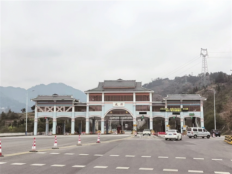 大年初一，贵州省桐梓县正安至习水的“夜郎”高速公路收费站。本报记者 章正摄/光明图片