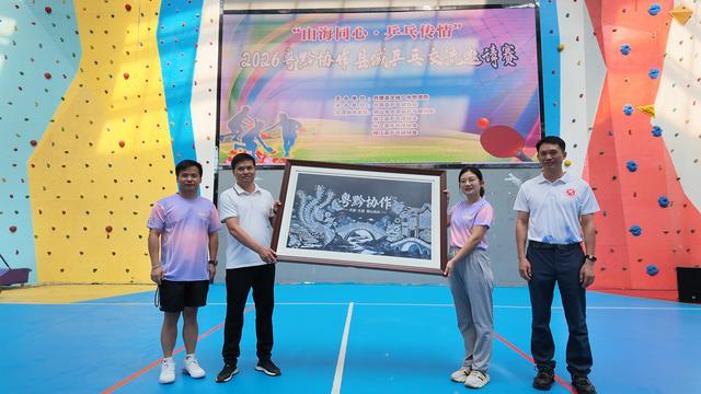 丹寨县向大沥镇赠送蜡染非遗文创作品。