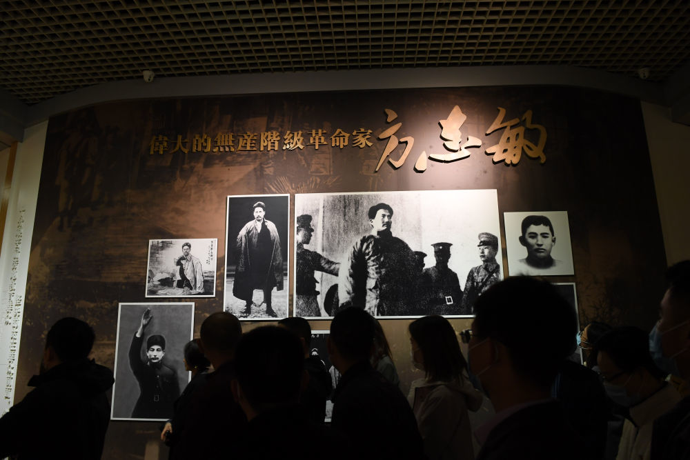 2021年4月7日,观众在方志敏烈士纪念园参观。新华社记者 周密 摄