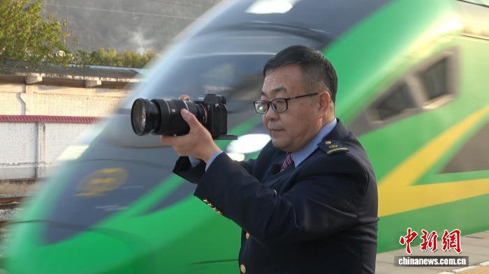图为铁路职工赵宏亮正在铜川东站拍摄。王振男 摄