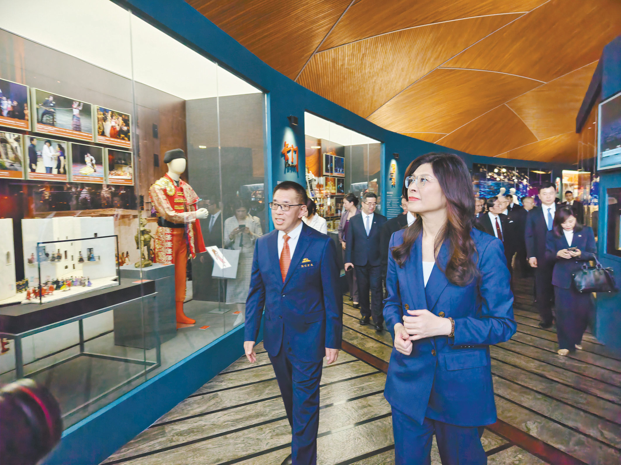 4月10日下昼，中国国民党主席郑丽文一排，在院长王宁（左）伴随下参不雅国度大剧院。（视觉中国）