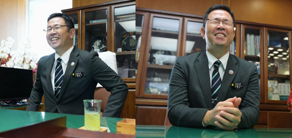 古谢玄太首次坐在“县知事”办公桌前兴奋不已。图片来源:共同社,每日新闻