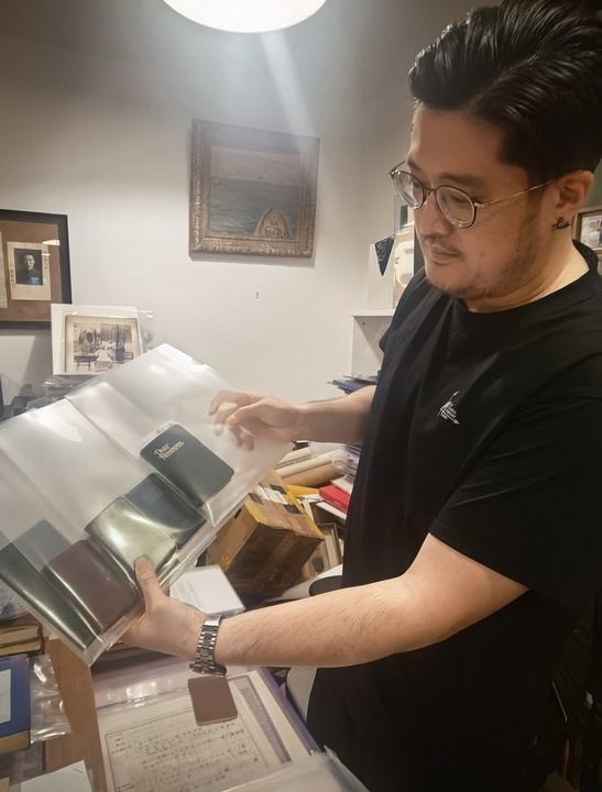 邹德怀向记者展示萨顿日记。新华每日电讯记者 蒋芳 摄