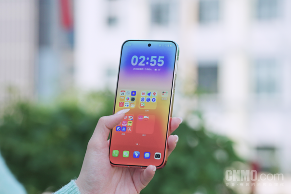 华为Pura 90 Pro Max搭载抗反光耐刮昆仑玻璃