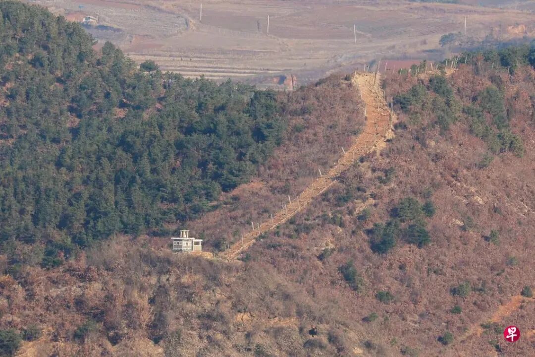 2024年11月29日,从韩国的瞭望塔望向分隔韩朝两国的非军事区(DMZ)对面的朝鲜边境哨所。 (路透社档案照片)