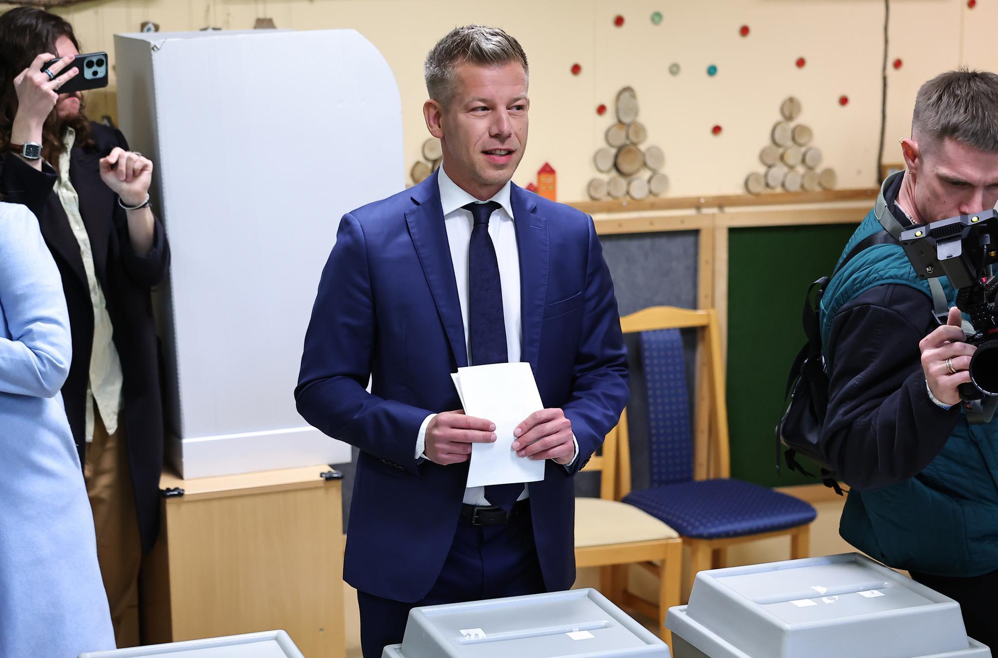 4月12日,在匈牙利首都布达佩斯,匈牙利蒂萨党领导人毛焦尔·彼得在一处投票站投票。新华社发(鲍洛格·达维德摄)