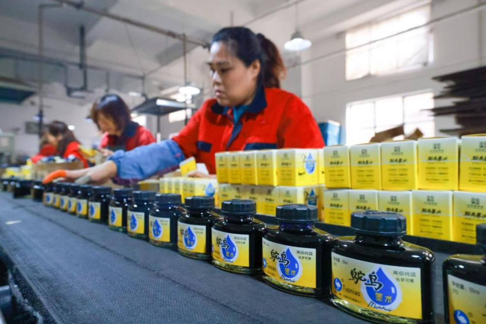 这是在天津市鸵鸟墨水有限公司生产车间拍摄的墨水生产现场。(资料照片)
