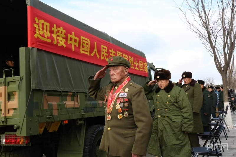 李维波迎接战友回国(央广网发 姚振锋 摄)