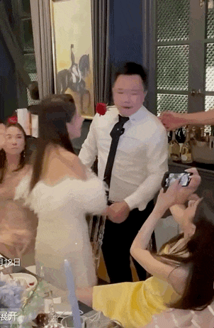 能从肢体语言上看得出蔡天凤微微的抗拒吗?