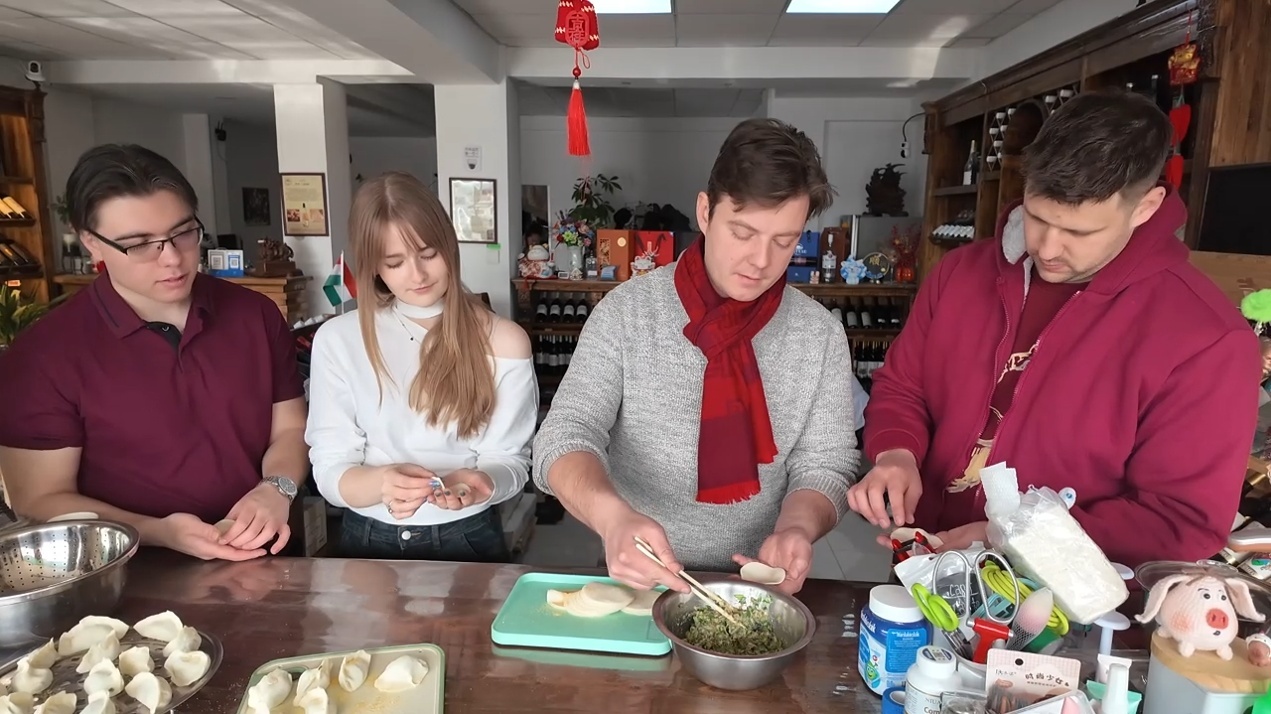 帝汉尼(右二)教匈牙利老乡们包饺子