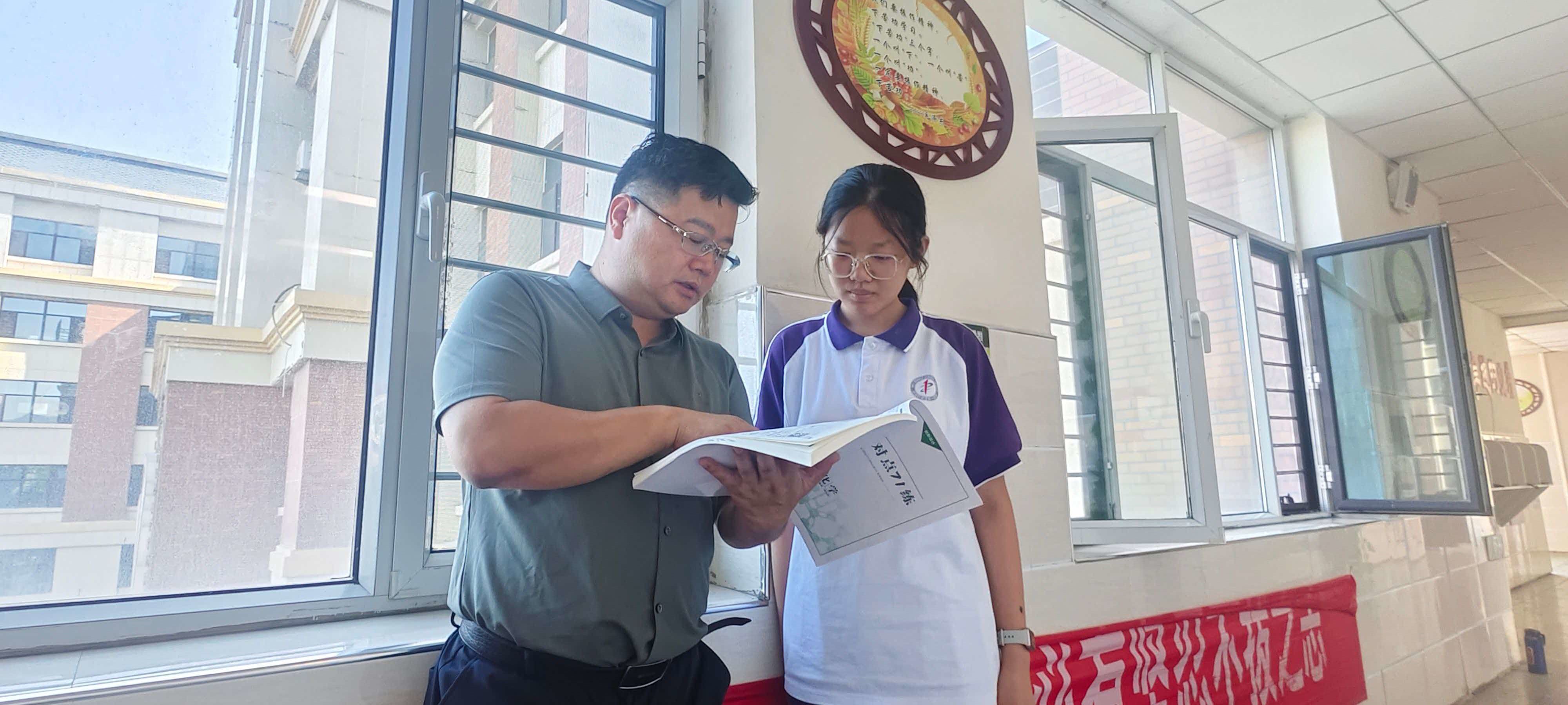 课间学生请教不会的习题。.jpg