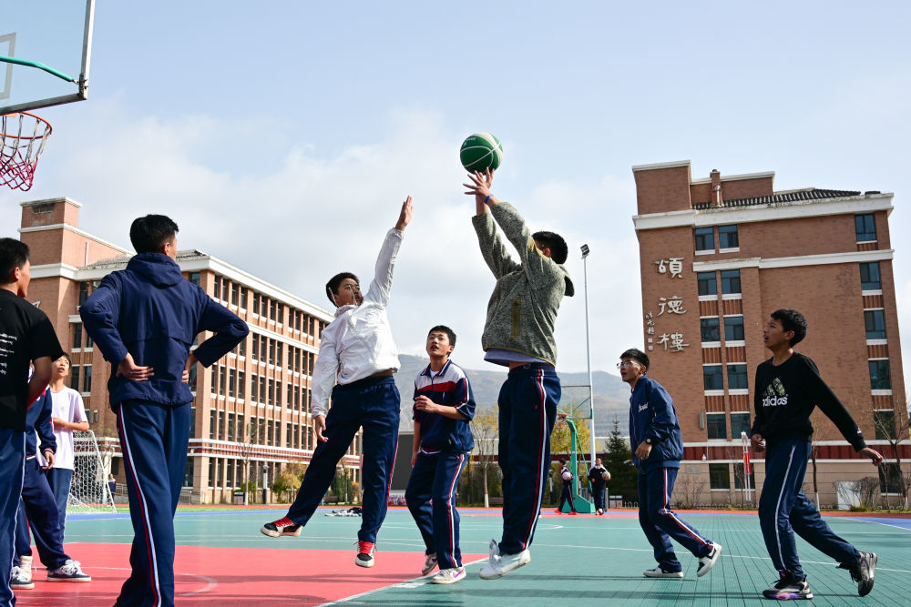2025年11月7日,在青海西宁果洛西宁民族中学,学生在打篮球。新华社记者 齐芷玥 摄