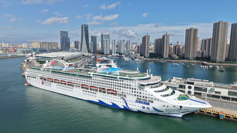 7月20日，“海上啤酒节”邮轮静态游活动在青岛国际邮轮母港拉开帷幕。活动依托邮轮打造沉浸式海上休闲空间，搭配氛围演出、趣味互动、主题打卡等场景，为市民和游客提供“吹海风、品鲜啤、瞰海景”的文旅消费新体验。新华社记者 李紫恒 摄