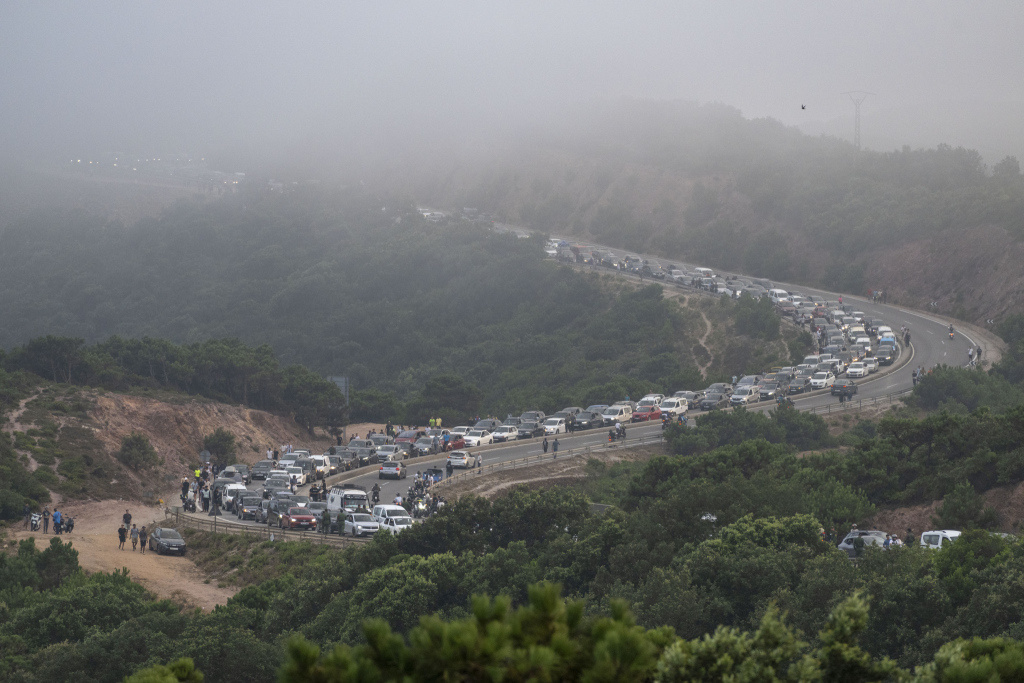 当地时间2026年7月30日，摩洛哥，警方在摩洛哥与西班牙飞地休达边境附近的非尼德克郊区设置路障。