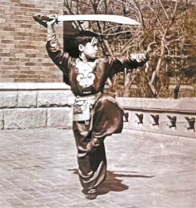 1950年,中华杂技团最小的演员朱有成