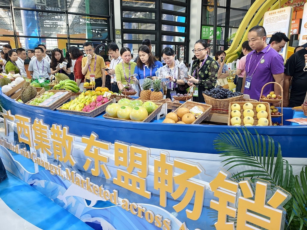 9月17日,广西南宁,第23届中国—东盟博览会开幕。在水果集散中心展区,人们在参观中国和东盟国家的特色水果。(视觉中国)