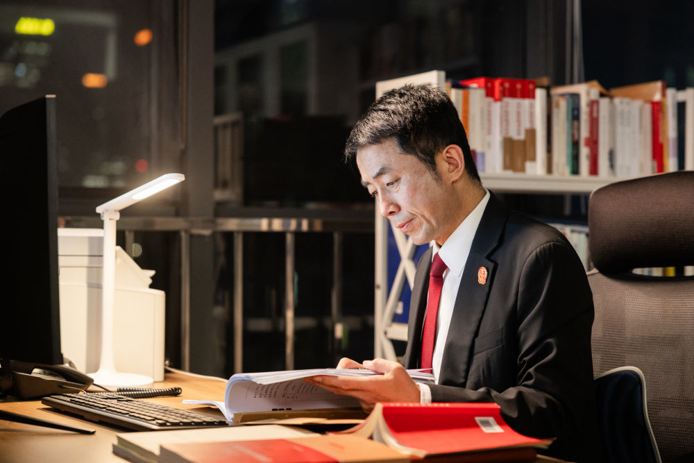 丁宇翔在办公室工作到深夜。（最高人民法院供图）