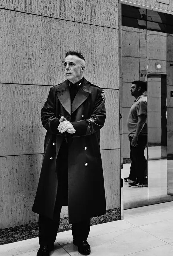 ·博维诺身着引发争议的大衣。（CNN）