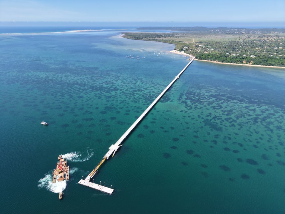 图为2月26日拍摄的由中企承建的莫桑比克伊尼亚卡岛海上栈桥通道码头。新华社发