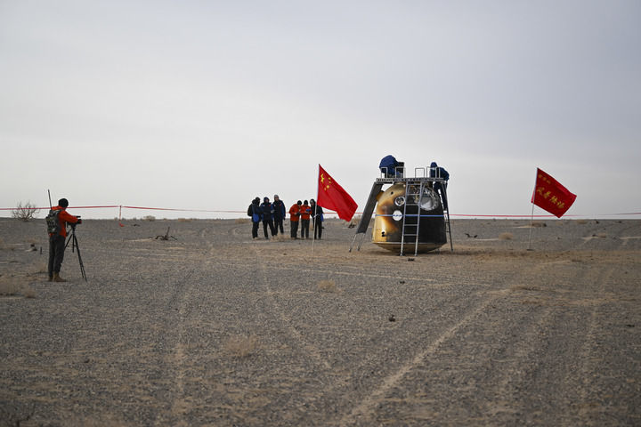 ↑1月19日，神舟二十号飞船返回舱在东风着陆场成功着陆。经现场检查确认，神舟二十号飞船返回舱外观总体正常，舱内下行物品状态良好，神舟二十号飞船返回任务取得圆满成功。新华社记者 李志鹏 摄