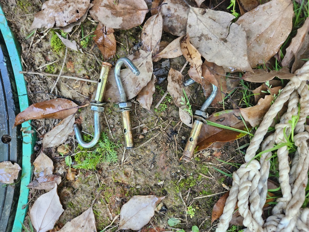 从窨井里徒手扯出的膨胀螺丝