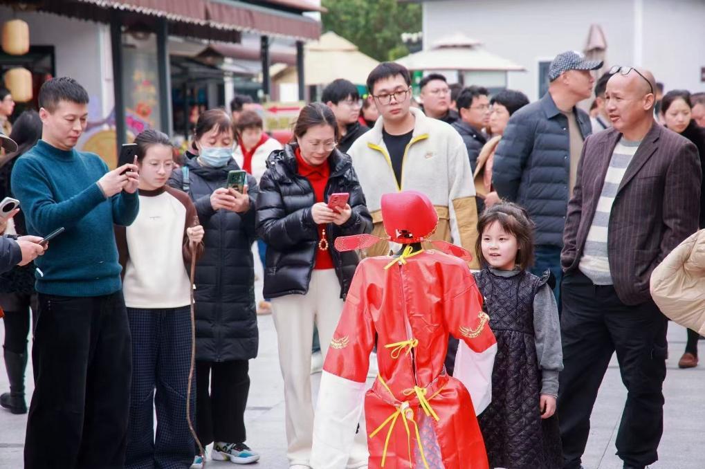2月19日，杭州文三数字生活街区的机器人在杭州灵山景区“营业”，与市民游客现场互动。（受访者供图）