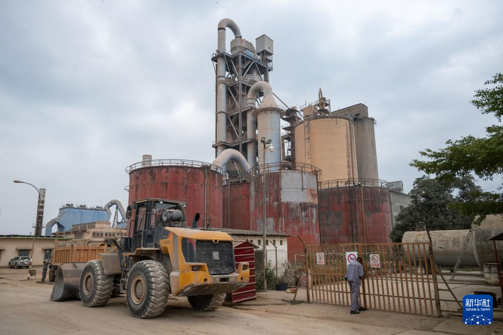 这是1月20日在刚果（布）布恩扎省拍摄的刚果（布）新水泥厂厂区。新华社记者 郑扬子 摄