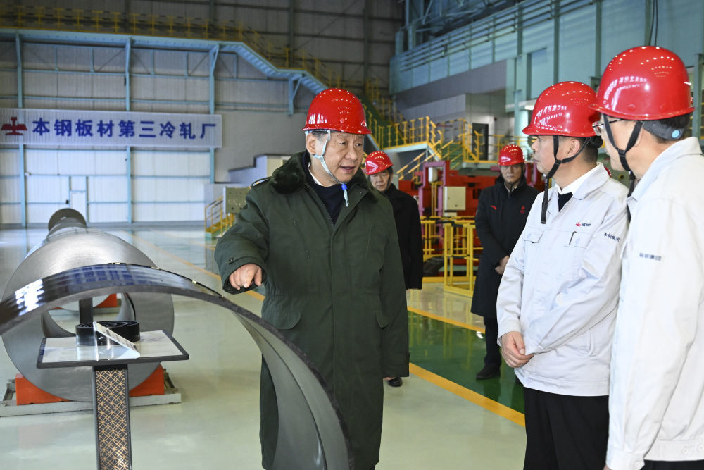 2025年1月22日至24日，中共中央总书记、国家主席、中央军委主席习近平冒着严寒来到辽宁，看望慰问基层干部群众。这是23日下午，习近平在本溪市考察本钢板材冷轧总厂第三冷轧厂车间。新华社记者 谢环驰 摄