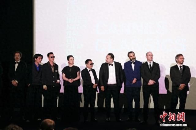 中国导演贾樟柯(左5)与短片《都灵之影》主创亮相戛纳电影节。贾樟柯艺术中心 供图
