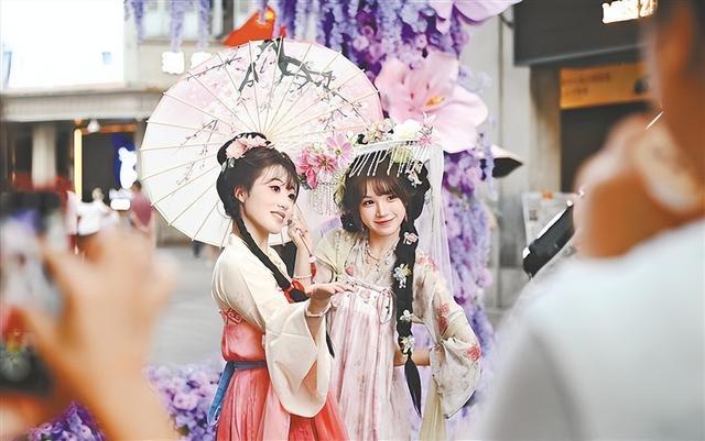 身着汉服的游客(右)与中山路的假期NPC互动合影。(本报记者 林铭鸿 摄)