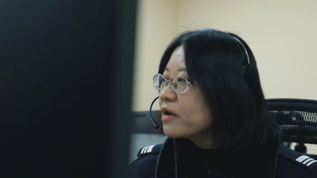瞿艳在工作中接警。