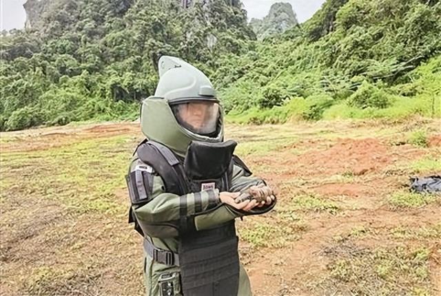 南部战区陆军某大队高级工程师郭拴宝前出执行任务。陈传伟 摄