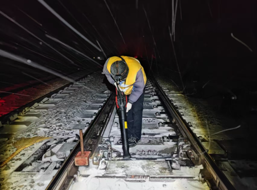 图为沱沱河信号工区工作人员正在为岔道除雪。刘岁意提供