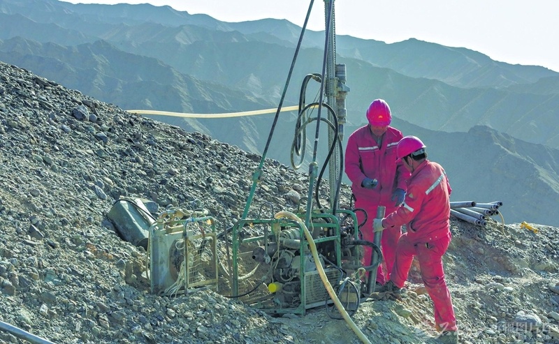 4月22日，吐西三维地震采集项目钻井工人在安装调试钻井设备。