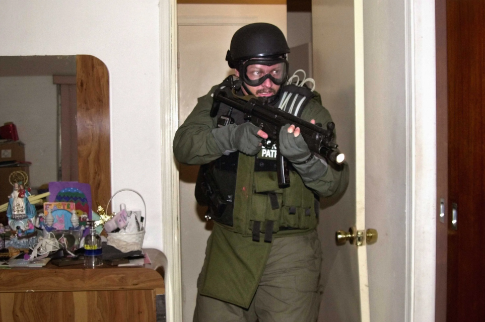 “9·11”前或者说“移民归化局时代”,美国最著名的移民驱逐类新闻:“冈萨雷斯案”,破门者穿着边境巡逻队标志性的绿色制服,胸前印有“边境巡逻”(BORDER PATROL)字样