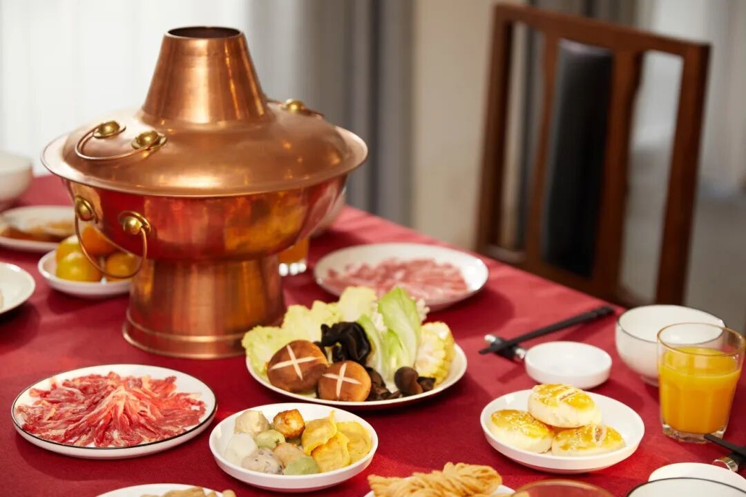 摄图网_501808034_中式家庭年夜饭火锅铜锅涮肉(企业商用)(1).jpg