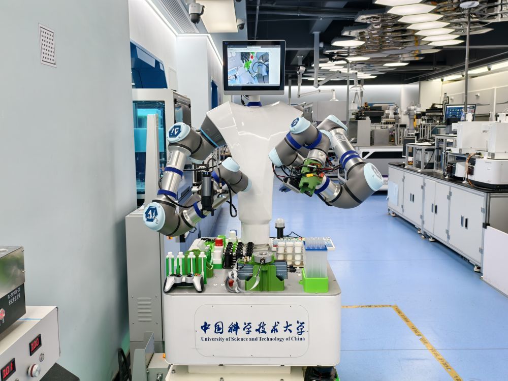 9月2日,在科学智能物资创制中心现实室里,机器科学家2.0-“小临”正在进行试剂调配与合成。新华社记者 王怡晴 摄