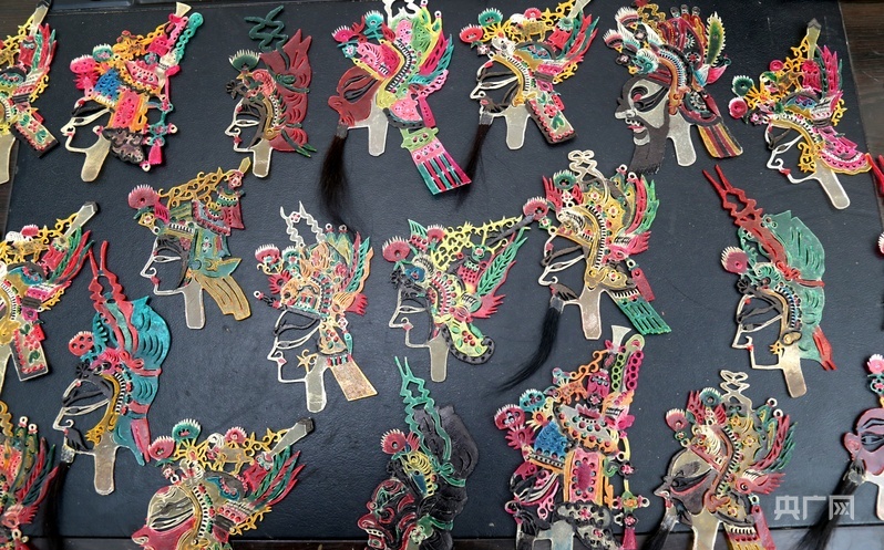 陈增光制作的部分皮影（央广网记者 贾海元 摄）