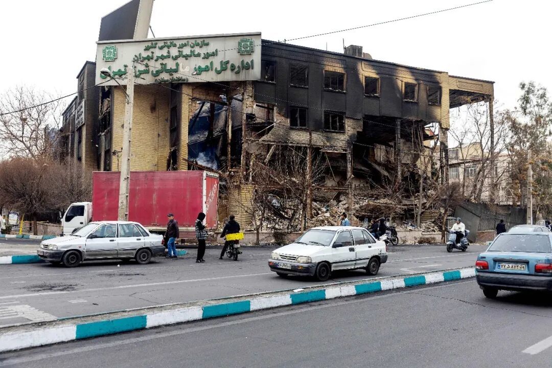 上图：1月8日，伊朗德黑兰民众抗议货币贬值。图/IC