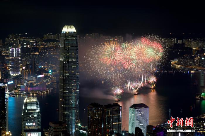 10月1日晚,香港举办2026年国庆烟花汇演,庆祝中华人民共和国成立77周年。图为璀璨烟花与维港两岸夜景交织辉映。 中新社记者 李志华 摄