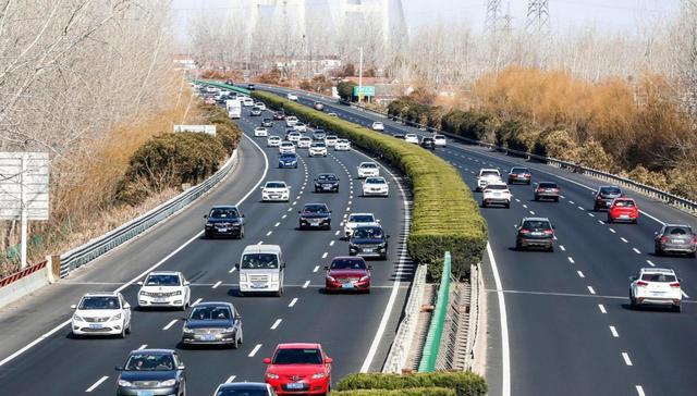 高速一天干1800公里，真的亲身经历过，18小时从福建开到石家庄不罚单，全程只停3次加油泡面不等人-有驾