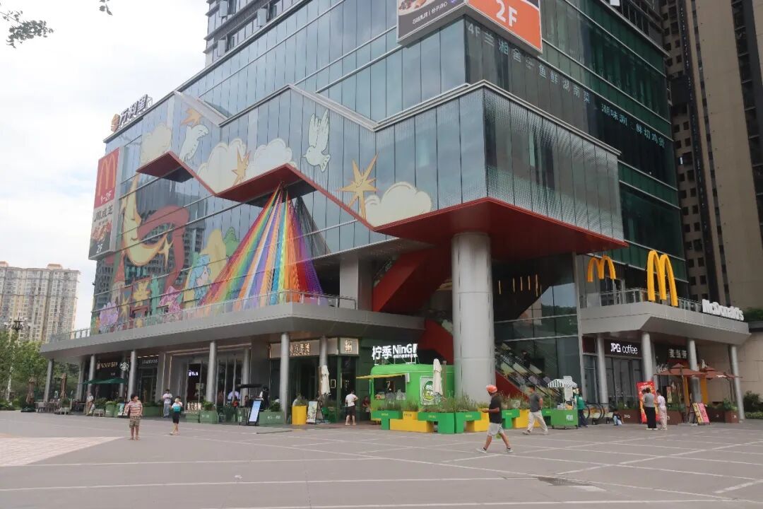 随着住宅、商场、工作岗位向外扩散，你我熟悉的万达、吾悦、万科里、印象城等大型综合商业体，现在在郊区都能常见。（图/良豪 摄）