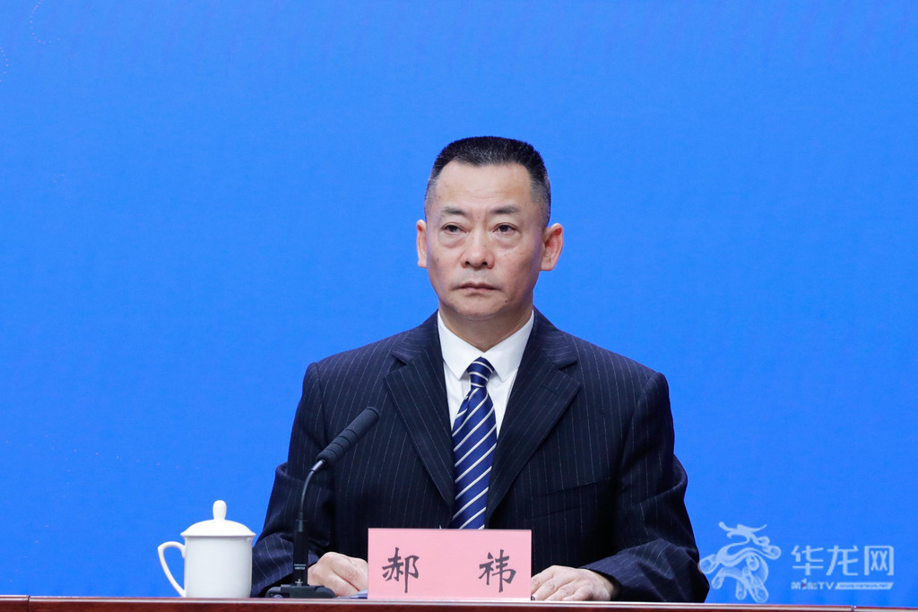 市交通运输委副主任郝祎回答记者提问。第1眼TV-华龙网记者 石涛 摄